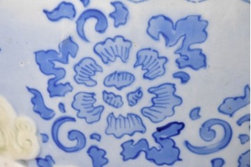 和製アンティーク　大型!!　獅子・牡丹・花唐草　躍動感のある図柄が目を惹く陽刻瀬戸火鉢　(R-084732)