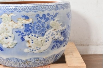 和製アンティーク　大型!!　獅子・牡丹・花唐草　躍動感のある図柄が目を惹く陽刻瀬戸火鉢　(R-084732)