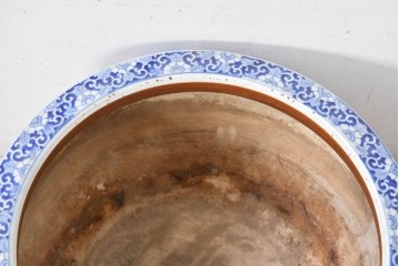 和製アンティーク　大型!!　獅子・牡丹・花唐草　躍動感のある図柄が目を惹く陽刻瀬戸火鉢　(R-084732)