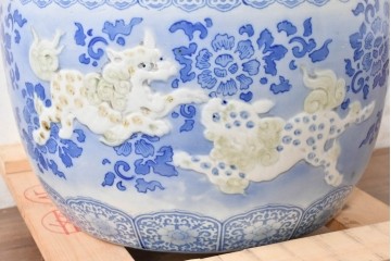 和製アンティーク　大型!!　獅子・牡丹・花唐草　躍動感のある図柄が目を惹く陽刻瀬戸火鉢　(R-084732)