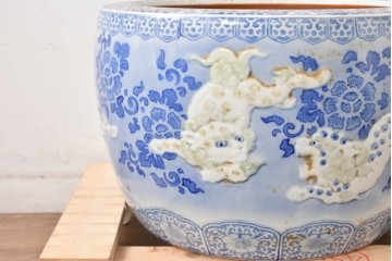 和製アンティーク　大型!!　獅子・牡丹・花唐草　躍動感のある図柄が目を惹く陽刻瀬戸火鉢　(R-084732)
