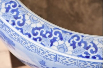 和製アンティーク　大型!!　獅子・牡丹・花唐草　躍動感のある図柄が目を惹く陽刻瀬戸火鉢　(R-084732)