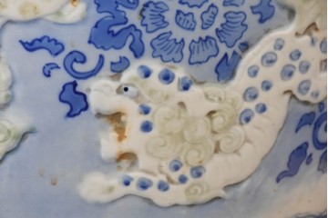 和製アンティーク　大型!!　獅子・牡丹・花唐草　躍動感のある図柄が目を惹く陽刻瀬戸火鉢　(R-084732)