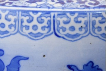 和製アンティーク　大型!!　獅子・牡丹・花唐草　躍動感のある図柄が目を惹く陽刻瀬戸火鉢　(R-084732)