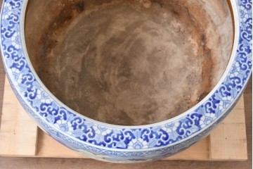 和製アンティーク　大型!!　獅子・牡丹・花唐草　躍動感のある図柄が目を惹く陽刻瀬戸火鉢　(R-084732)