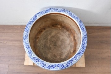 和製アンティーク　大型!!　獅子・牡丹・花唐草　躍動感のある図柄が目を惹く陽刻瀬戸火鉢　(R-084732)