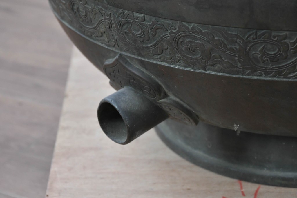 時代物　古銅　銅器　龍蛇口や獅子蓋をあしらった重厚な装飾が映える水注　(R-084734)