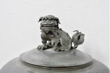 時代物　古銅　銅器　龍蛇口や獅子蓋をあしらった重厚な装飾が映える水注　(R-084734)