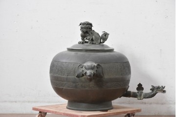 時代物　古銅　銅器　龍蛇口や獅子蓋をあしらった重厚な装飾が映える水注　(R-084734)