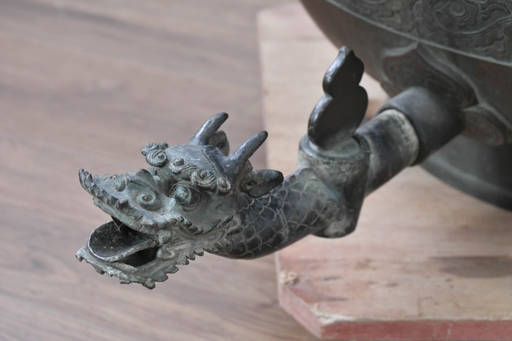 時代物　古銅　銅器　龍蛇口や獅子蓋をあしらった重厚な装飾が映える水注　(R-084734)