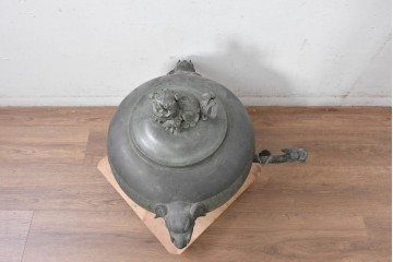 時代物　古銅　銅器　龍蛇口や獅子蓋をあしらった重厚な装飾が映える水注　(R-084734)