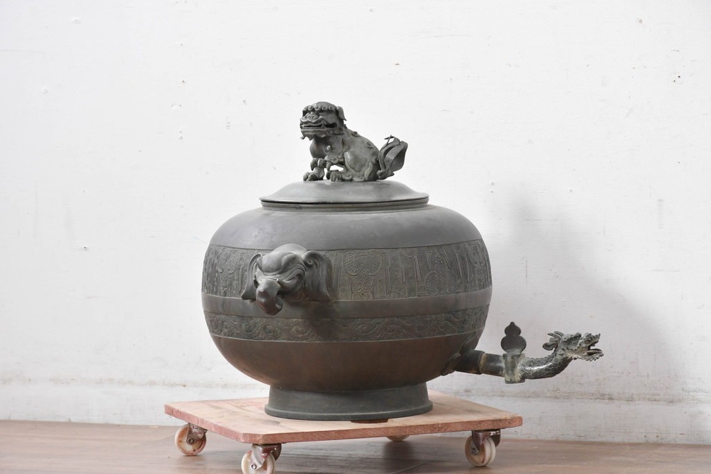 時代物　古銅　銅器　龍蛇口や獅子蓋をあしらった重厚な装飾が映える水注　(R-084734)