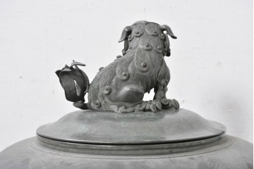 時代物　古銅　銅器　龍蛇口や獅子蓋をあしらった重厚な装飾が映える水注　(R-084734)