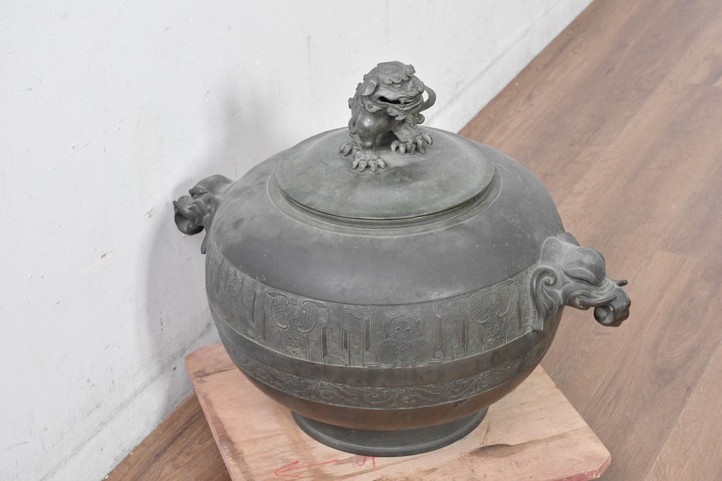 時代物　古銅　銅器　龍蛇口や獅子蓋をあしらった重厚な装飾が映える水注　(R-084734)