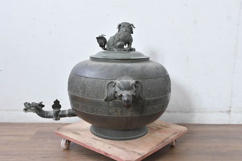 時代物　古銅　銅器　龍蛇口や獅子蓋をあしらった重厚な装飾が映える水注　(R-084734)