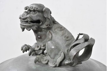 時代物　古銅　銅器　龍蛇口や獅子蓋をあしらった重厚な装飾が映える水注　(R-084734)
