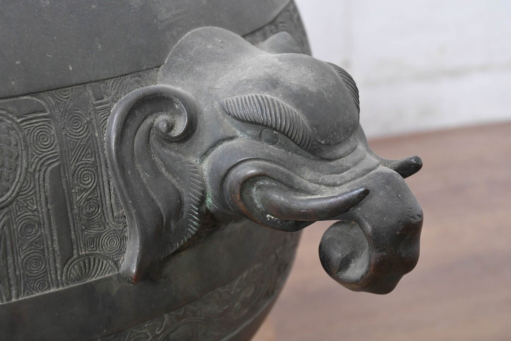 時代物　古銅　銅器　龍蛇口や獅子蓋をあしらった重厚な装飾が映える水注　(R-084734)