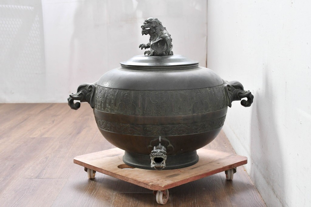 時代物　古銅　銅器　龍蛇口や獅子蓋をあしらった重厚な装飾が映える水注　(R-084734)