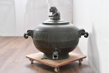 時代物　古銅　銅器　龍蛇口や獅子蓋をあしらった重厚な装飾が映える水注　(R-084734)