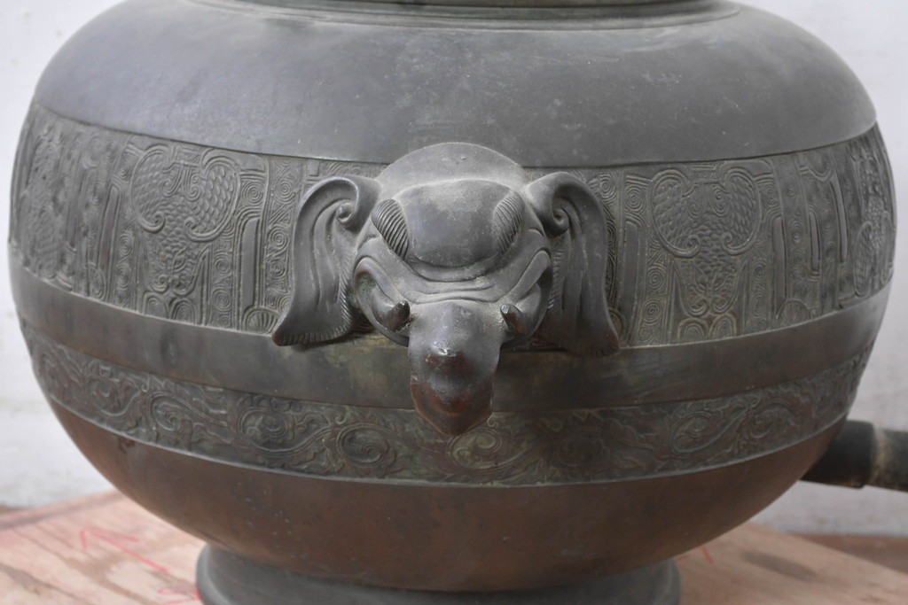 時代物　古銅　銅器　龍蛇口や獅子蓋をあしらった重厚な装飾が映える水注　(R-084734)