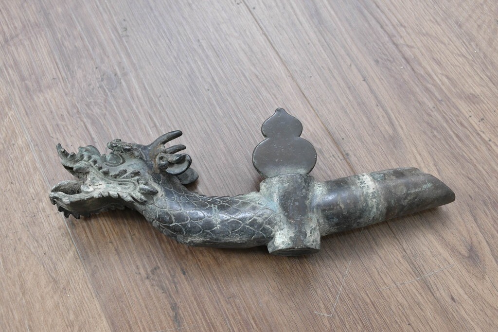 時代物　古銅　銅器　龍蛇口や獅子蓋をあしらった重厚な装飾が映える水注　(R-084734)