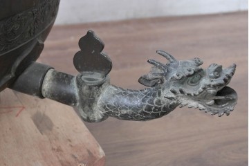 時代物　古銅　銅器　龍蛇口や獅子蓋をあしらった重厚な装飾が映える水注　(R-084734)