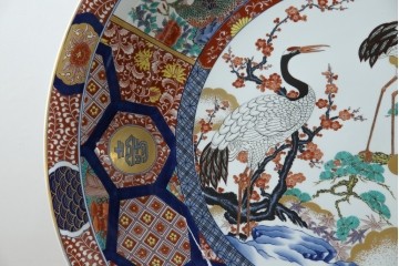 有田焼　神右衛門　3尺　約99cm　色彩豊かな染錦鶴絵が華やぐ皿立て付きの大皿　定価約100〜150万円　(R-084735)