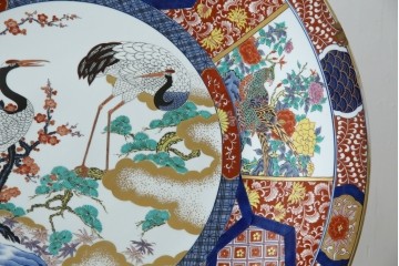 有田焼　神右衛門　3尺　約99cm　色彩豊かな染錦鶴絵が華やぐ皿立て付きの大皿　定価約100〜150万円　(R-084735)