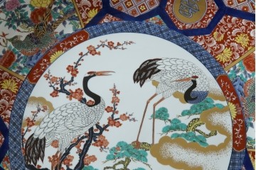 有田焼　神右衛門　3尺　約99cm　色彩豊かな染錦鶴絵が華やぐ皿立て付きの大皿　定価約100〜150万円　(R-084735)