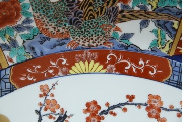 有田焼　神右衛門　3尺　約99cm　色彩豊かな染錦鶴絵が華やぐ皿立て付きの大皿　定価約100〜150万円　(R-084735)