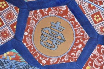 有田焼　神右衛門　3尺　約99cm　色彩豊かな染錦鶴絵が華やぐ皿立て付きの大皿　定価約100～150万円相当　(R-084735)