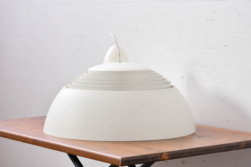 中古　デンマーク　Louis Poulsen(ルイスポールセン)　Arne Jacobsen(アルネ・ヤコブセン)デザイン　AJ Royal　モダンデザインの段状ルーバーが美しいペンダントライト　(R-084736)