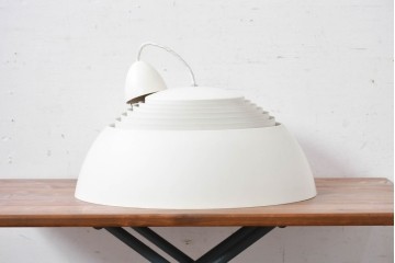 中古　デンマーク　Louis Poulsen(ルイスポールセン)　Arne Jacobsen(アルネ・ヤコブセン)デザイン　AJ Royal　モダンデザインの段状ルーバーが美しいペンダントライト　(R-084736)