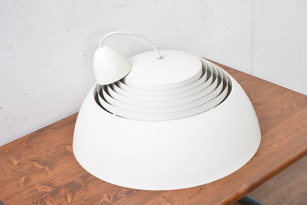 中古　デンマーク　Louis Poulsen(ルイスポールセン)　Arne Jacobsen(アルネ・ヤコブセン)デザイン　AJ Royal　モダンデザインの段状ルーバーが美しいペンダントライト　(R-084736)