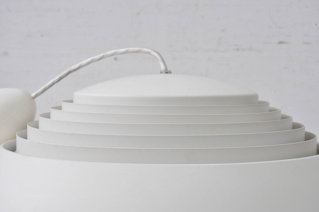 中古　デンマーク　Louis Poulsen(ルイスポールセン)　Arne Jacobsen(アルネ・ヤコブセン)デザイン　AJ Royal　モダンデザインの段状ルーバーが美しいペンダントライト　(R-084736)