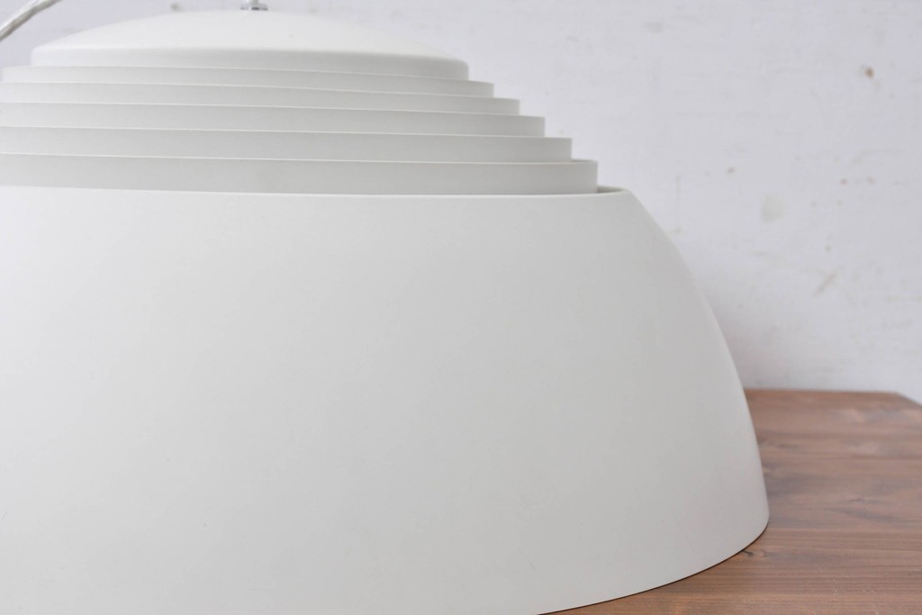 中古　デンマーク　Louis Poulsen(ルイスポールセン)　Arne Jacobsen(アルネ・ヤコブセン)デザイン　AJ Royal　モダンデザインの段状ルーバーが美しいペンダントライト　(R-084736)