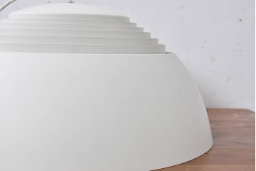 中古　デンマーク　Louis Poulsen(ルイスポールセン)　Arne Jacobsen(アルネ・ヤコブセン)デザイン　AJ Royal　モダンデザインの段状ルーバーが美しいペンダントライト　(R-084736)