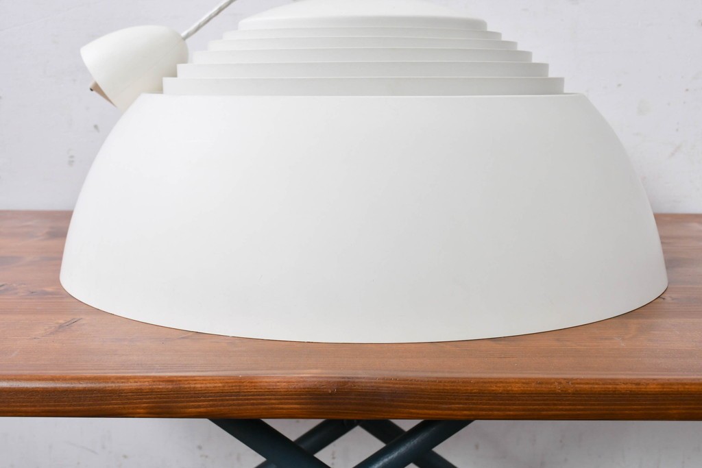中古　デンマーク　Louis Poulsen(ルイスポールセン)　Arne Jacobsen(アルネ・ヤコブセン)デザイン　AJ Royal　モダンデザインの段状ルーバーが美しいペンダントライト　(R-084736)