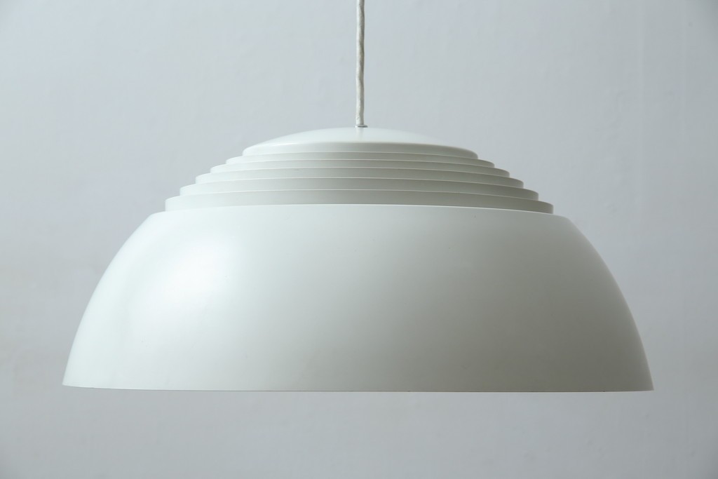 中古　デンマーク　Louis Poulsen(ルイスポールセン)　Arne Jacobsen(アルネ・ヤコブセン)デザイン　AJ Royal　モダンデザインの段状ルーバーが美しいペンダントライト　(R-084736)