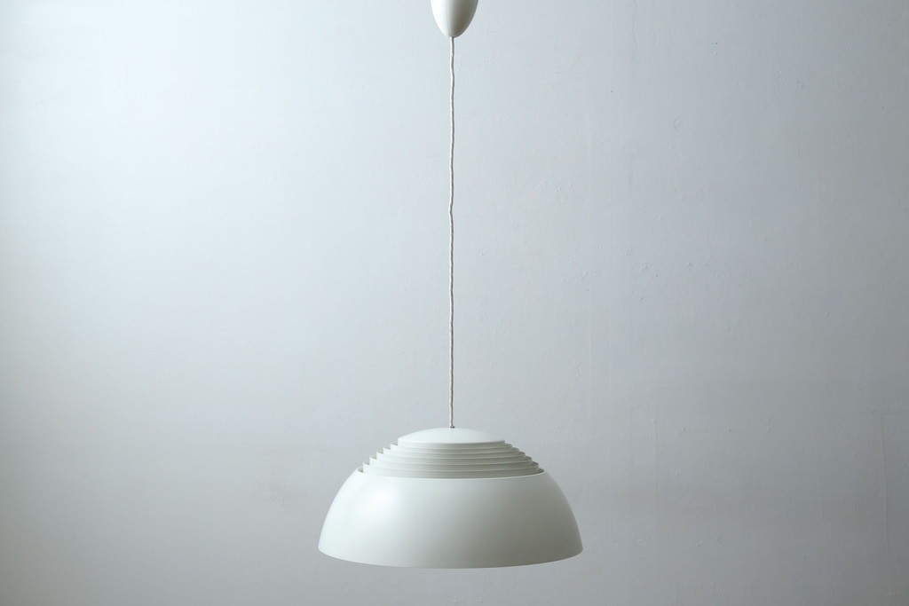 中古　デンマーク　Louis Poulsen(ルイスポールセン)　Arne Jacobsen(アルネ・ヤコブセン)デザイン　AJ Royal　モダンデザインの段状ルーバーが美しいペンダントライト　(R-084736)