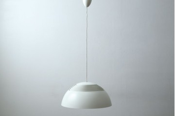 中古　デンマーク　Louis Poulsen(ルイスポールセン)　Arne Jacobsen(アルネ・ヤコブセン)デザイン　AJ Royal　モダンデザインの段状ルーバーが美しいペンダントライト　(R-084736)