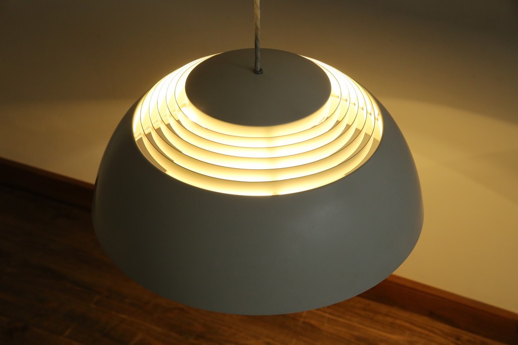 中古　デンマーク　Louis Poulsen(ルイスポールセン)　Arne Jacobsen(アルネ・ヤコブセン)デザイン　AJ Royal　モダンデザインの段状ルーバーが美しいペンダントライト　(R-084736)