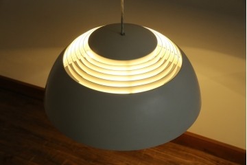 中古　デンマーク　Louis Poulsen(ルイスポールセン)　Arne Jacobsen(アルネ・ヤコブセン)デザイン　AJ Royal　モダンデザインの段状ルーバーが美しいペンダントライト　(R-084736)