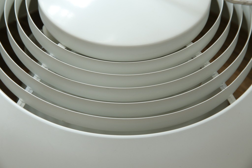 中古　デンマーク　Louis Poulsen(ルイスポールセン)　Arne Jacobsen(アルネ・ヤコブセン)デザイン　AJ Royal　モダンデザインの段状ルーバーが美しいペンダントライト　(R-084736)