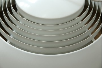 中古　デンマーク　Louis Poulsen(ルイスポールセン)　Arne Jacobsen(アルネ・ヤコブセン)デザイン　AJ Royal　モダンデザインの段状ルーバーが美しいペンダントライト　(R-084736)