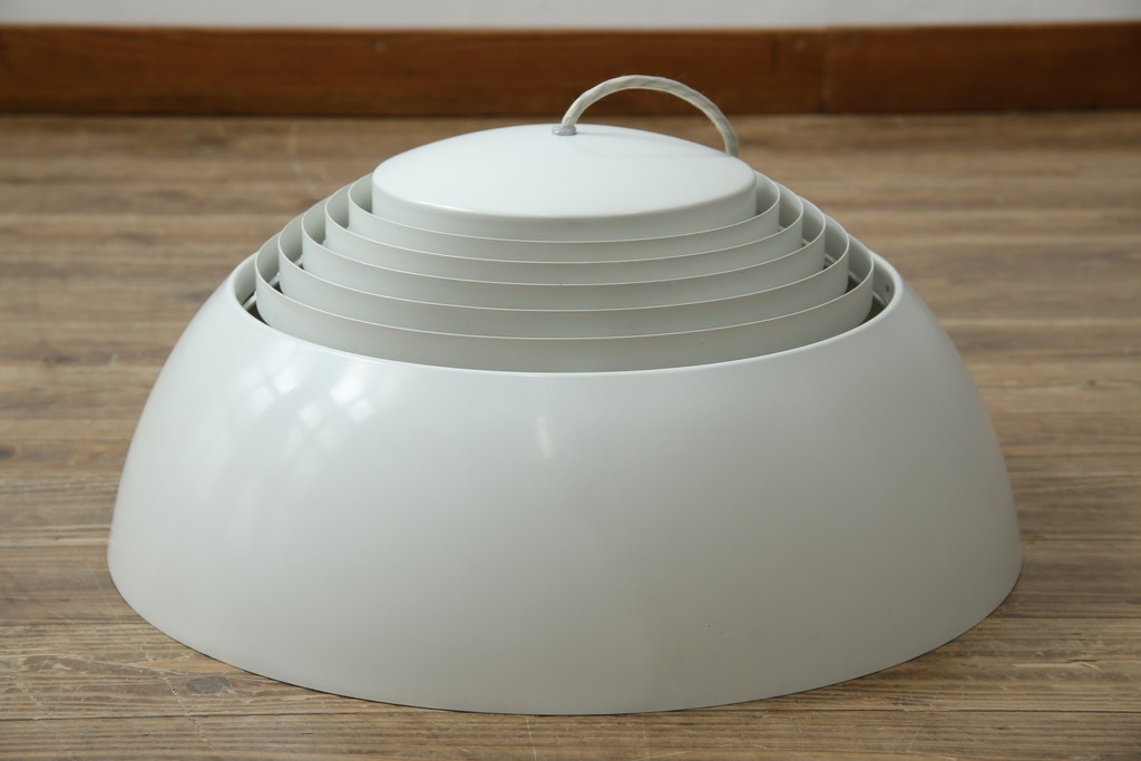 中古　デンマーク　Louis Poulsen(ルイスポールセン)　Arne Jacobsen(アルネ・ヤコブセン)デザイン　AJ Royal　モダンデザインの段状ルーバーが美しいペンダントライト　(R-084736)