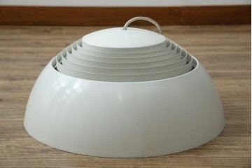 中古　デンマーク　Louis Poulsen(ルイスポールセン)　Arne Jacobsen(アルネ・ヤコブセン)デザイン　AJ Royal　モダンデザインの段状ルーバーが美しいペンダントライト　(R-084736)
