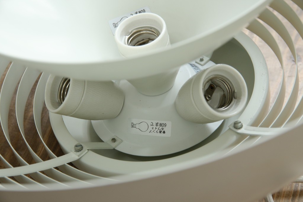 中古　デンマーク　Louis Poulsen(ルイスポールセン)　Arne Jacobsen(アルネ・ヤコブセン)デザイン　AJ Royal　モダンデザインの段状ルーバーが美しいペンダントライト　(R-084736)