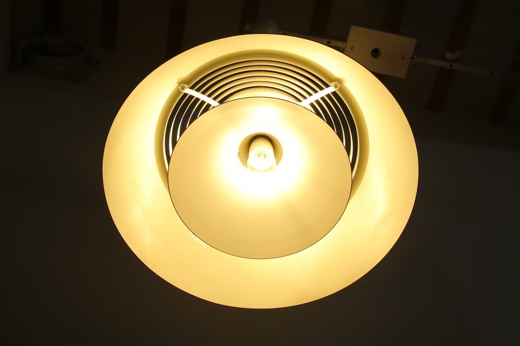 中古　デンマーク　Louis Poulsen(ルイスポールセン)　Arne Jacobsen(アルネ・ヤコブセン)デザイン　AJ Royal　モダンデザインの段状ルーバーが美しいペンダントライト　(R-084736)