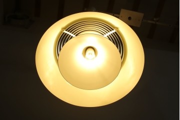 中古　デンマーク　Louis Poulsen(ルイスポールセン)　Arne Jacobsen(アルネ・ヤコブセン)デザイン　AJ Royal　モダンデザインの段状ルーバーが美しいペンダントライト　(R-084736)